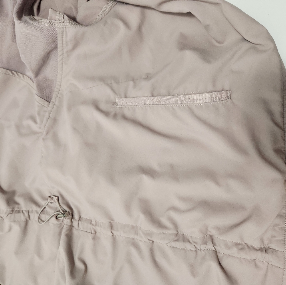 Lululemon Pack It Up Jacket in the color Smoky Blush. Size 10 - Picture 14 of 16